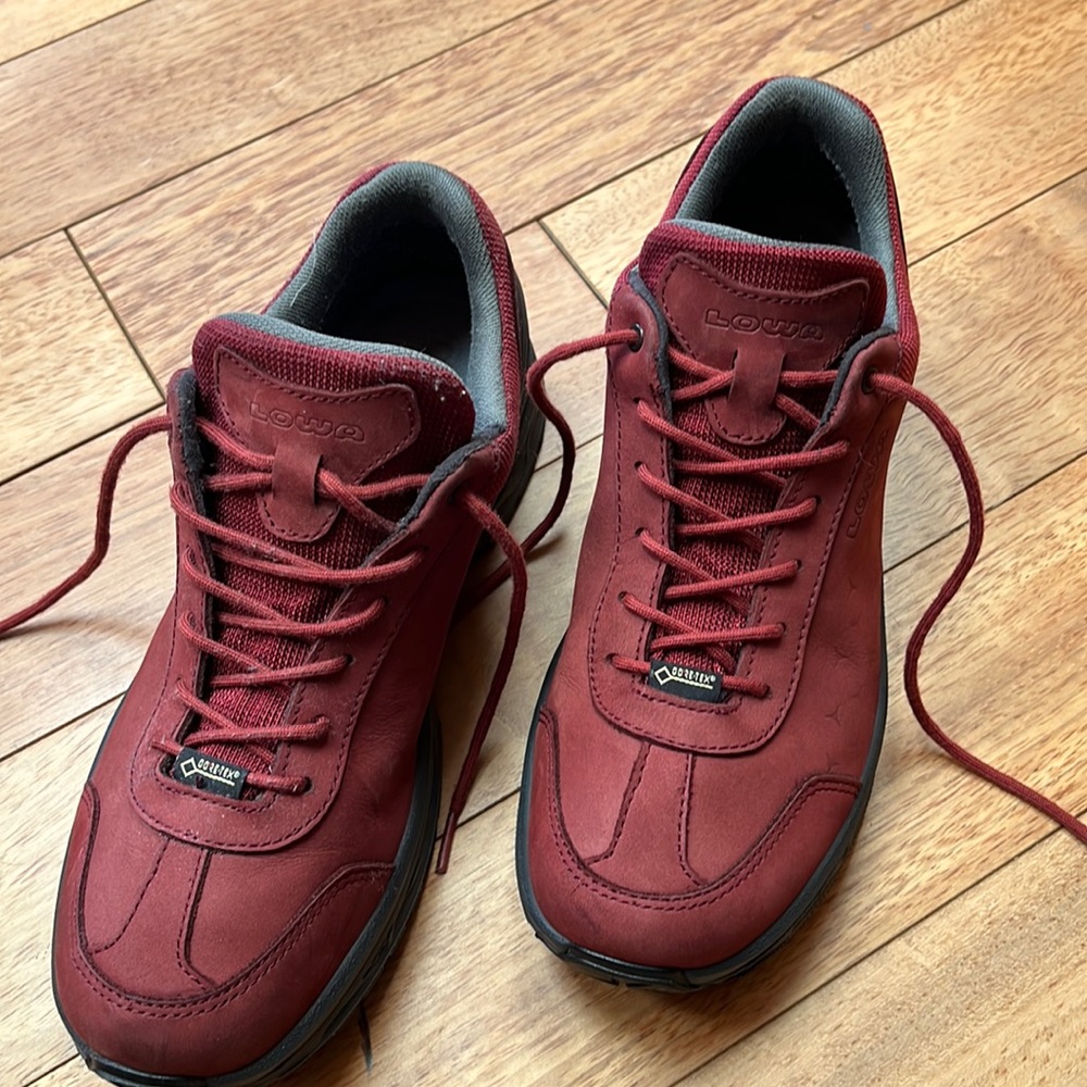 Lowa Walker GTX Hiking Sneaker men’s Sz 7.5(women sz9) great condition